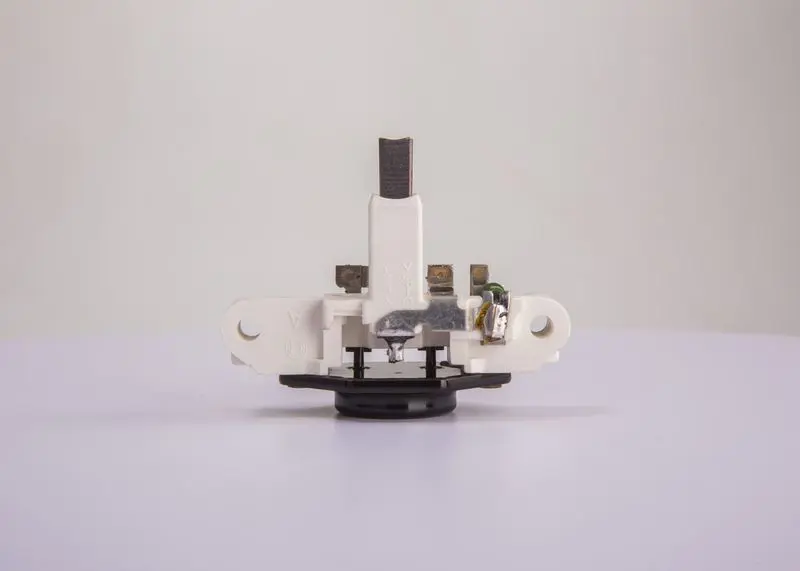 BOSCH 1197311242 ЭЛ РЕГУЛЯТОР НАПРЯЖЕНИЯ