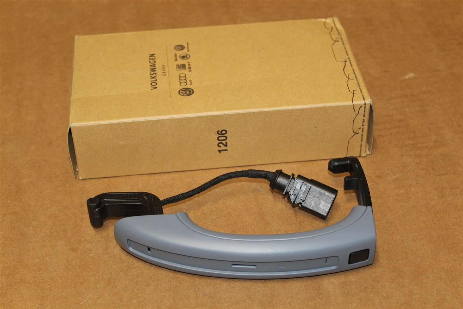 4L0837207AGRU Ручка двери