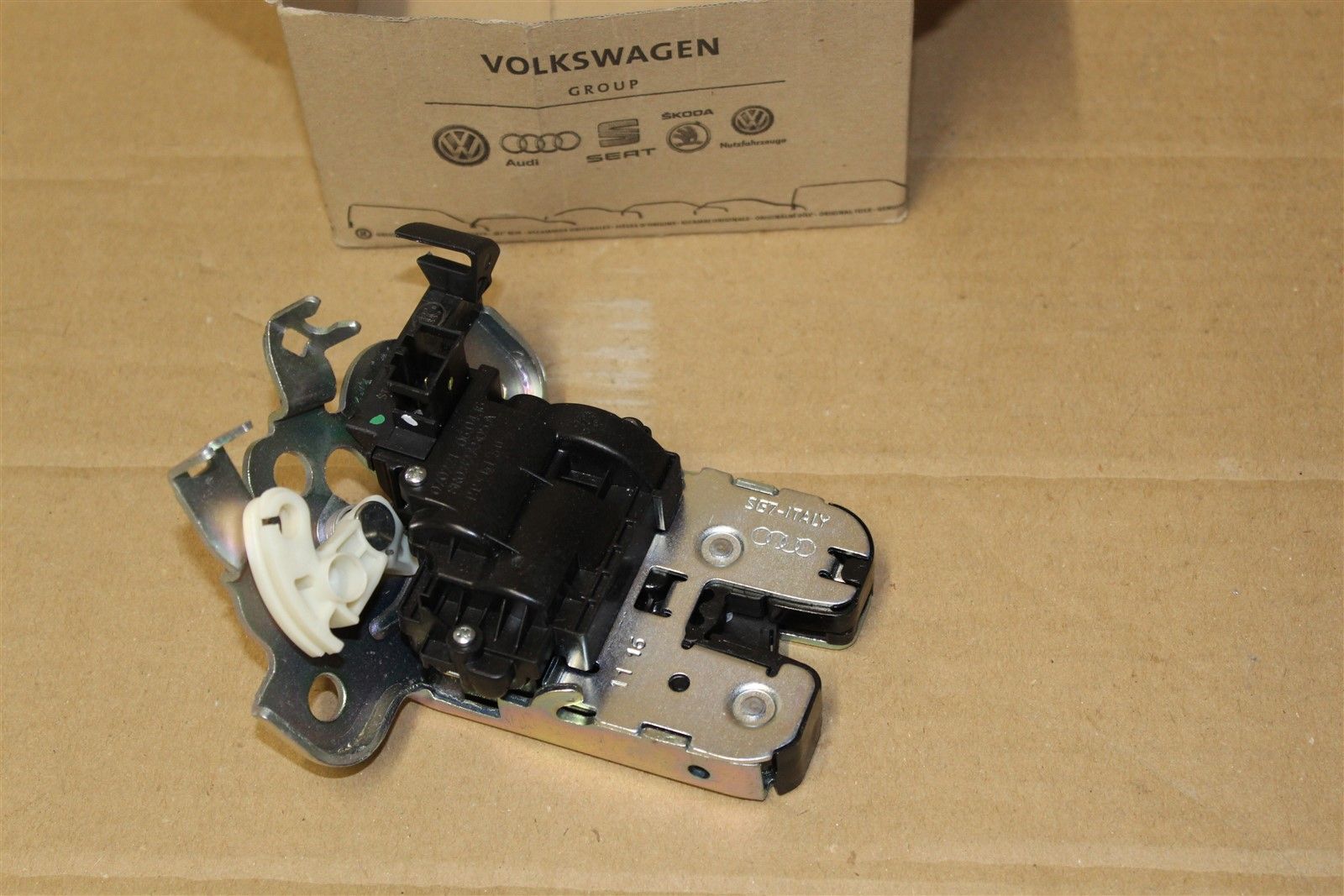 8R0827505A Замок крышки багажника AUDI Q5