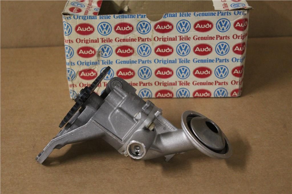 VAG 030115105E Насос, масляный