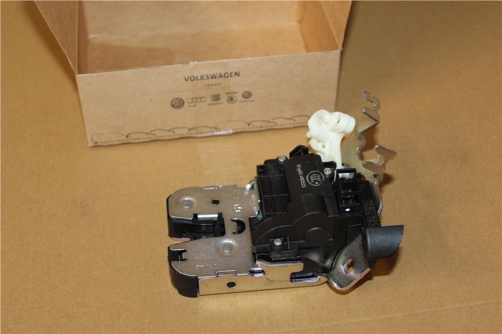 3V0827505C ЗАМОК БАГАЖНИКА