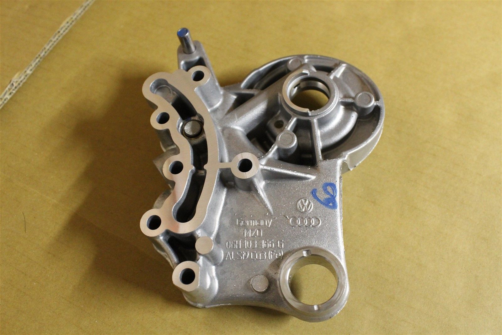 VAG 06H103144J опорный кронштейн