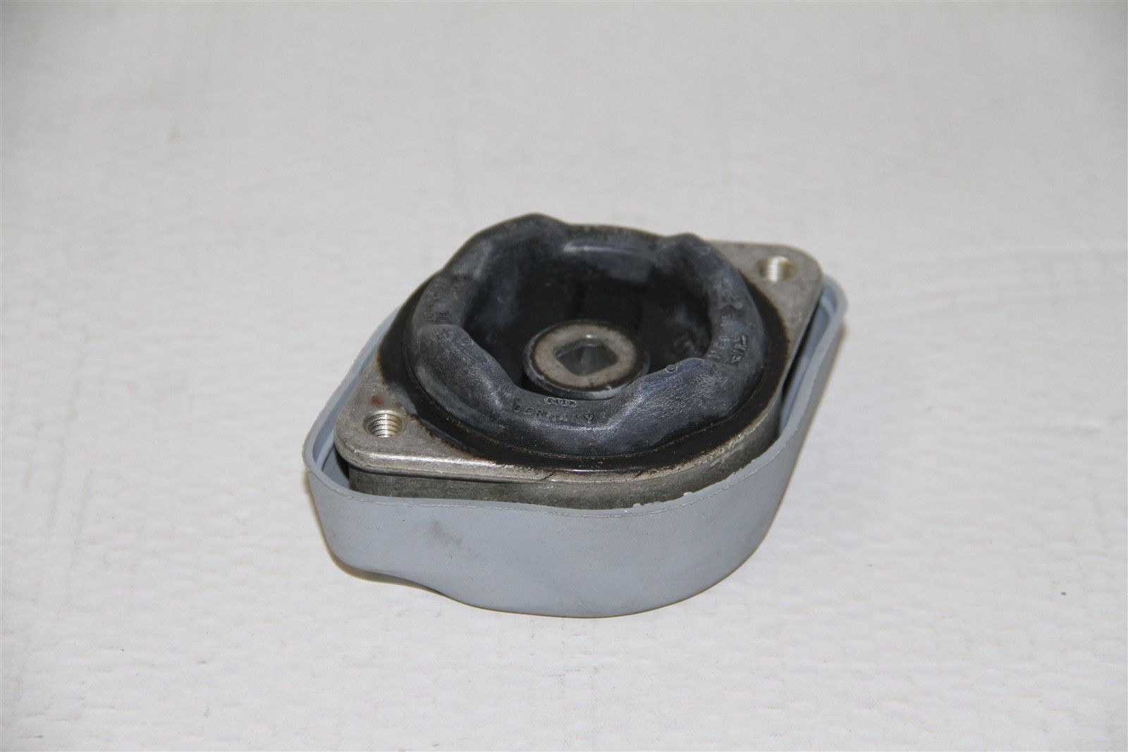 VAG 8D0399151R Cайлент-блок