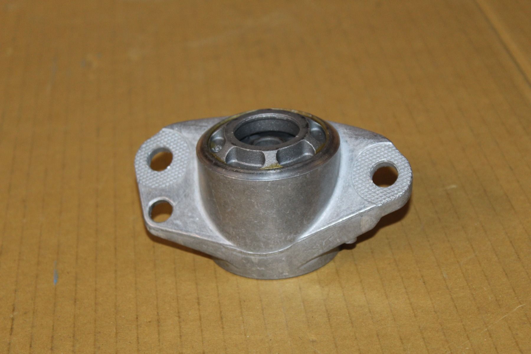 VAG 6R0513353B Опора амортизатора