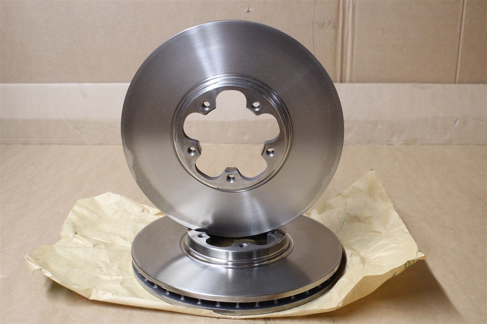 FORD 1568654 Диск тормозной передний