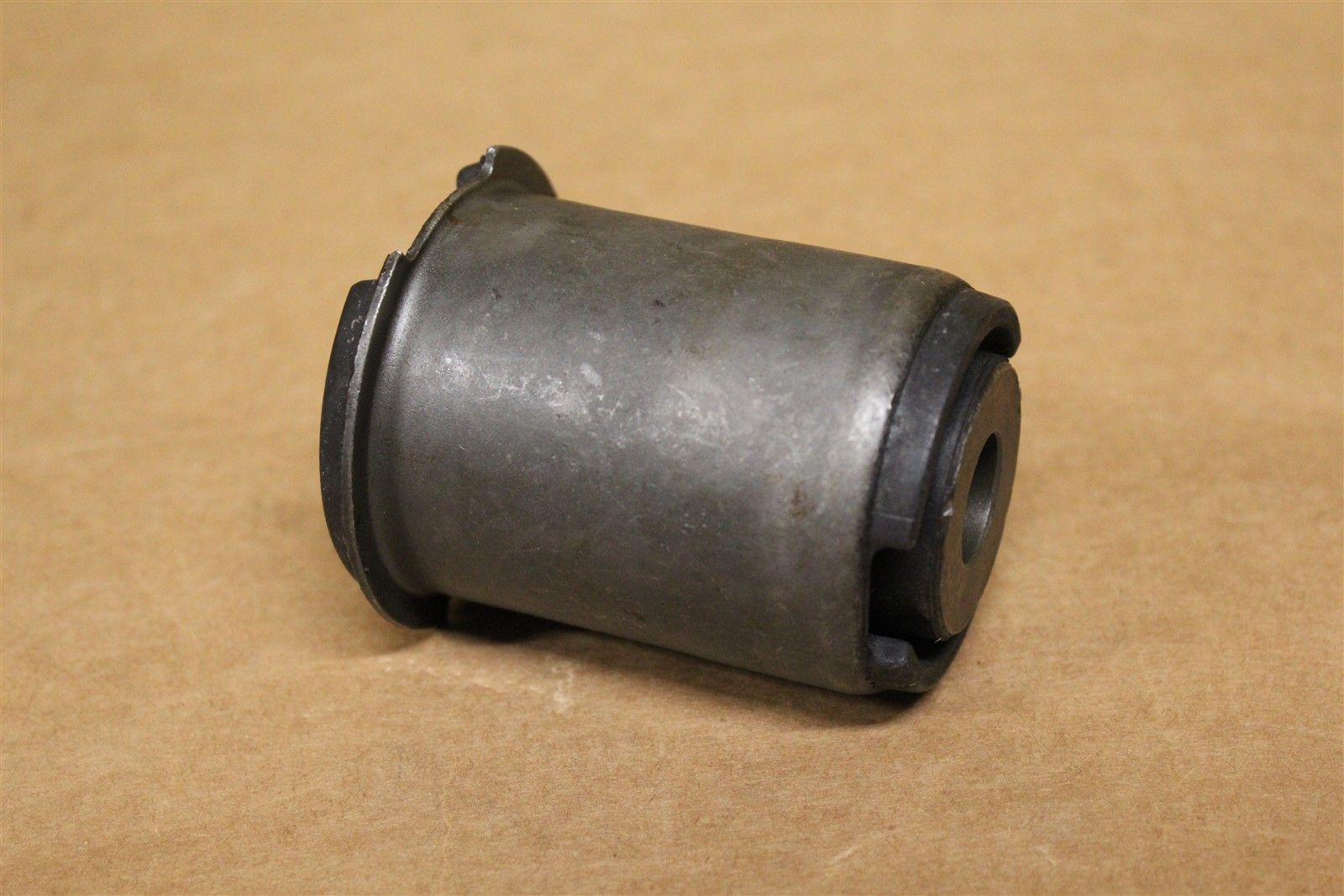 LR055288 С/блок нижнего рычага передней