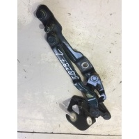 Петля двери/крышки багажника левая Volkswagen Passat B5 1996-2005 8D5827301A
