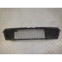 Решетка в бампер центральная Renault Sandero 2009-2014 8200735103