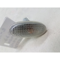 Повторитель на крыло белый Mazda 3 II BL 2009-2013 BBP852211B