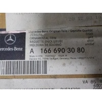 Накладка стекла заднего правого Mercedes Benz GL-Class X166 (GL/GLS) 2012- A1666903080