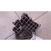 Кронштейн генератора Land Rover Discovery 3 2004-2009 2005 YLU500151