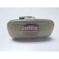 Повторитель на крыло белый Nissan Primera P12E (2002 - 2007) 26160AU300