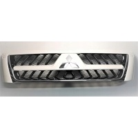 Решетка , решетка радиатора mitsubishi pajero 3 2000 - 2006 год новый oe