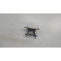 Петля крышки багажника, правая Toyota Sequoia 2008- 2008 688100C030