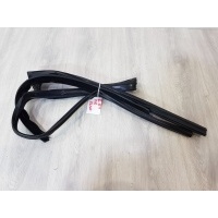 Уплотнитель стекла передней правой двери Land Rover Range Rover 2012- LR054826