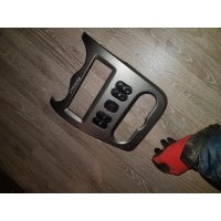 Накладка на торпедо центральная Renault Sandero 2009> 2012 8200780287