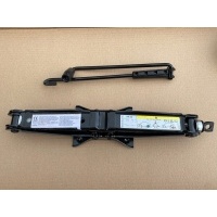 домкрат , подъёмник volkswagen passat b8 3q0011031a