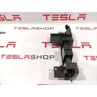 кронштейн Tesla Model X 2017 1060170-00-D