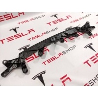 Кронштейн верхний передний (гриля) Tesla Model X 2020 1047020-00-F