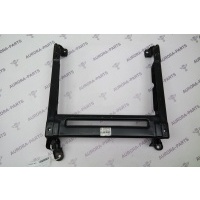 Кронштейн переднего сиденья LH Audi Q7 2009 7L0881677G