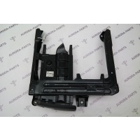 Кронштейн переднего сиденья RH Audi Q7 2009 7L0881678G