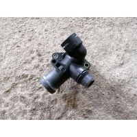 фланец (тройник) системы охлаждения Audi A4 B6 2003 06B121133D