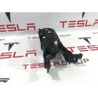 Кронштейн накладки подъемной задней двери передний левый Tesla Model X 2017 1055048-06-J,1051548-00-E,1058389-16-C