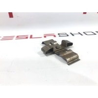 Скоба прижимная тормозных колодок суппорта задняя Tesla Model X 2017 1027644-00-A,1027643-00-A,6008142-00-A