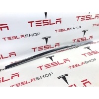Молдинг подъемной задней двери правый верхний Tesla Model X 2017 1032250-00-J