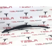 Накладка закрытия подъемной задней двери передняя правая Tesla Model X 2017 1041594-00-D