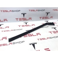 Уплотнитель стекла внутренний двери передний правый Tesla Model 3 2020 1090496-00-E