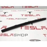Уплотнитель Tesla Model S 2015 1038408-00-A