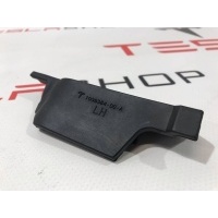 Уплотнитель левая Tesla Model S 2015 1039364-00-A