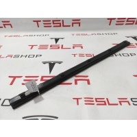 уплотнитель Tesla Model S 2015 1038406-00-A