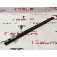 уплотнитель передний правый Tesla Model S 2015 1038406-00-A