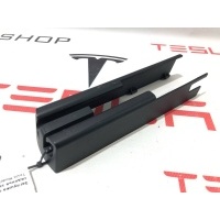 Пластик салазок сиденья задняя левая Tesla Model X 2017 1061613-00-D
