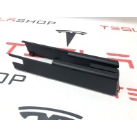 Пластик салазок сиденья правая Tesla Model X 2017 1062358-00-D