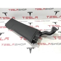 Пластик салона правая нижняя Tesla Model X 2017 1053896-00-B,1035971-90-F,1052877-00-C