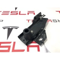 крепление кассеты радиаторов правое нижнее Tesla Model X 2017 1031401-00-G,1061425-00-C,1048500-00-A