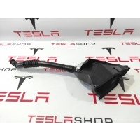 Водосток крышки багажника левый Tesla Model X 2017 1072420-00-C,1046659-00-E