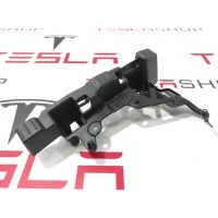Кронштейн Tesla Model X 2017 1056083-00-C,1051825-00-B