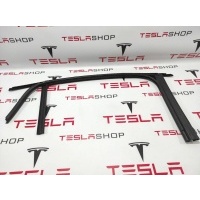 Уплотнитель двери задней правой левый Tesla Model X 2019 1032277-00-E,1069520-90-H,1484041-00-A