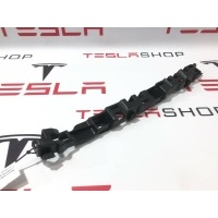 Кронштейн салона правый нижний Tesla Model X 2019 1053721-00-C