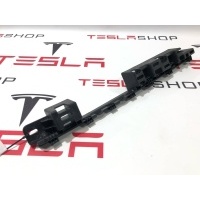 Кронштейн салона правый нижний Tesla Model X 2019 1053726-00-B