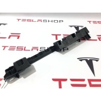 Кронштейн салона левый нижний Tesla Model X 2019 1056095-00-B,1051827-00-B