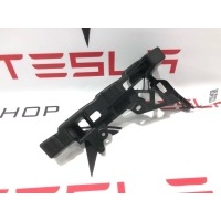 Кронштейн салона Tesla Model X 2019 1056083-00-C,1051825-00-B