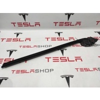 Уплотнитель передний левый Tesla Model 3 2020 1090495-00-E