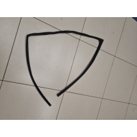 Уплотнитель стекла передней левой двери Toyota Prius W50 2015- 6815147062