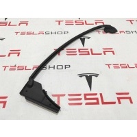 Уплотнитель Tesla Model S 2018 1005421-00-D