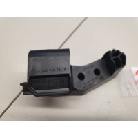 Кронштейн замка двери задний правой Mercedes C-klasse W205 2014- A2057330214